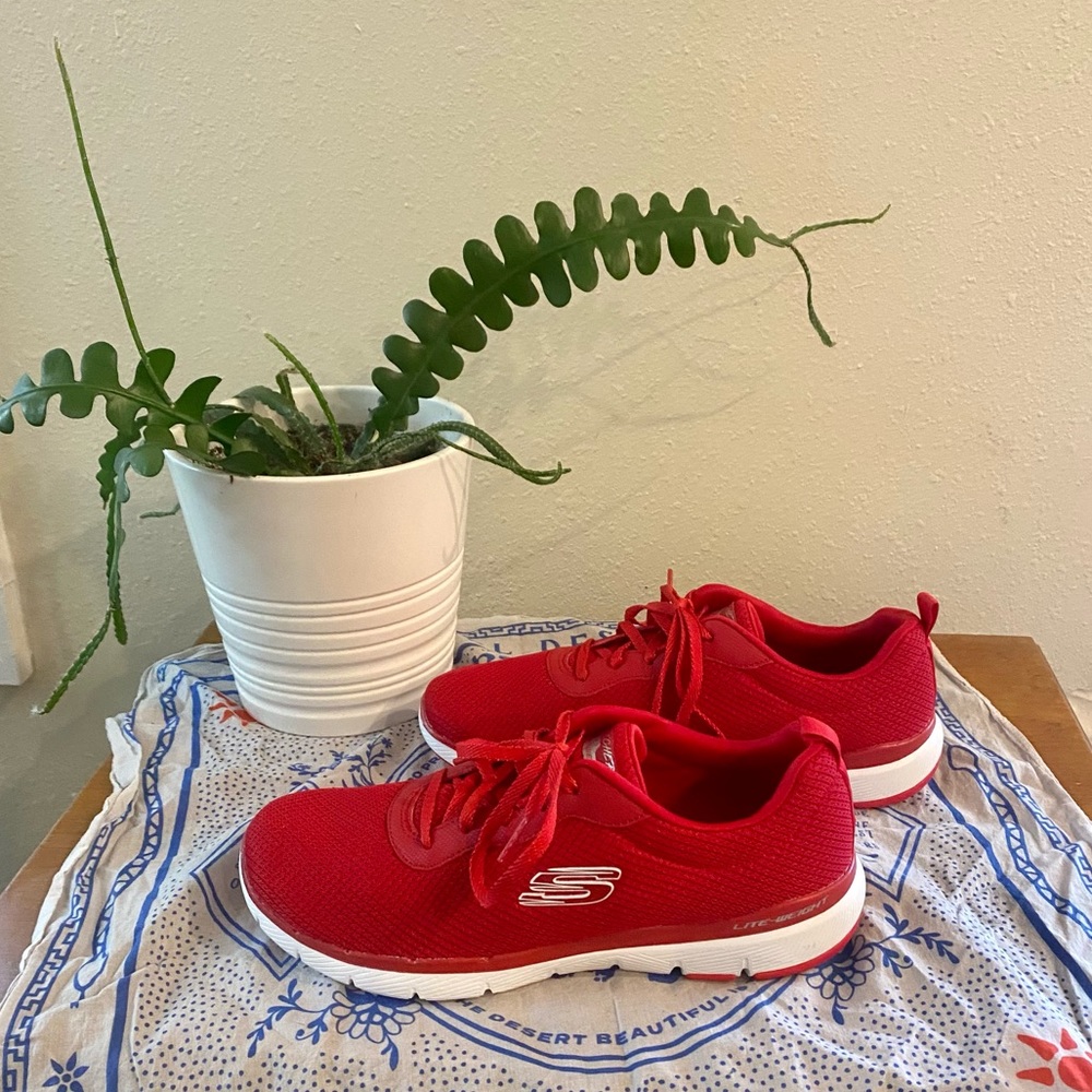 NWOT Skechers wide fit sneakers